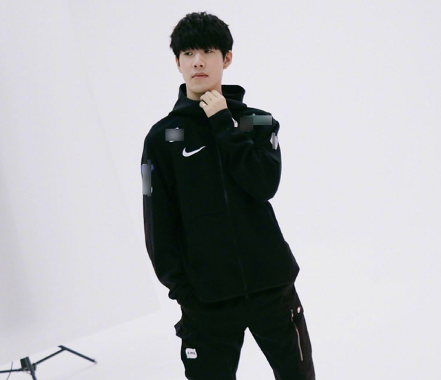 球与禁区内 球与禁区内